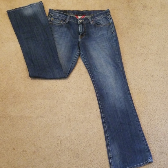 what size is a 28 in lucky jeans